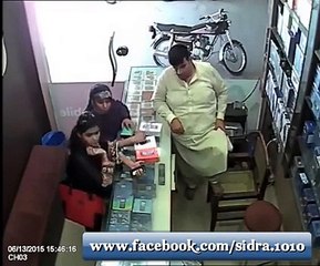 Watch How Smartly Mother & Daughter Stole The Mobile In Front of Shopkeeper