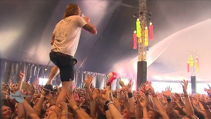 Un chanteur attrape une bière en plein vol