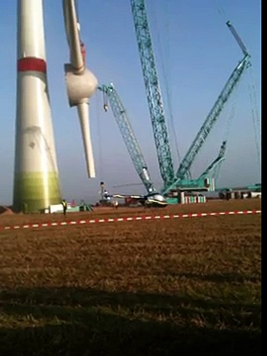Windrad 13.10.2010 Schneebergerhof Enercon E-126  - Terex, größter Raupenkran Europas -