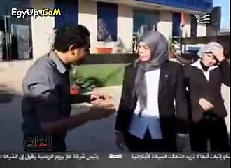 شاهد بنت بودى جارد تضرب المذيع وتسقطه على الارض بعد محاولته لخداعها