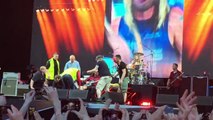 Dave Grohl se casse la jambe pendant un concert