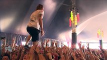 Un chanteur attrape une bière en faisant du crowdwalking