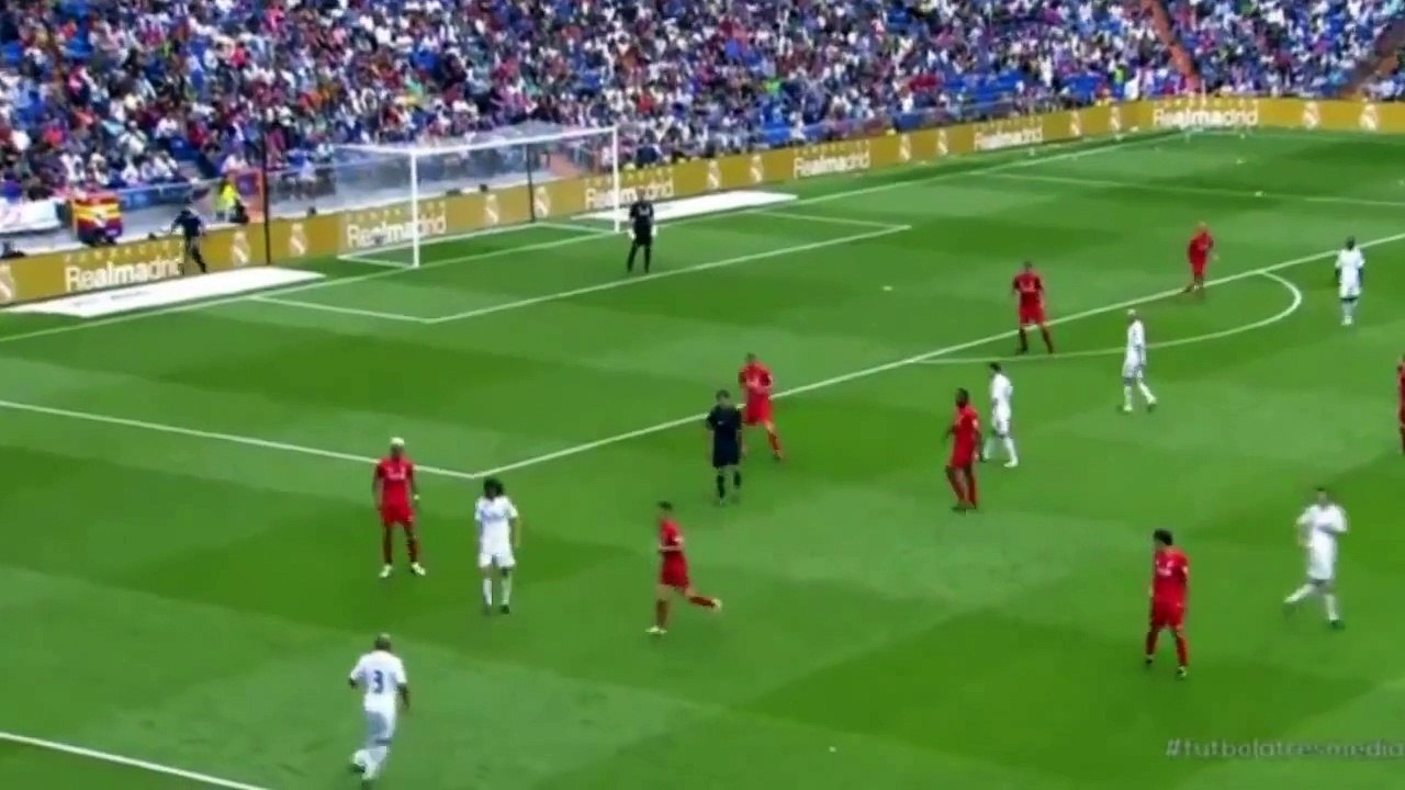 Roberto Carlos unreal long range pass during Real Madrid Legends vs Liverpool