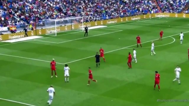 Roberto Carlos unreal long range pass during Real Madrid Legends vs Liverpool