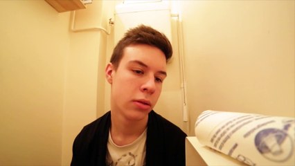 CE MEC... - Aux toilettes