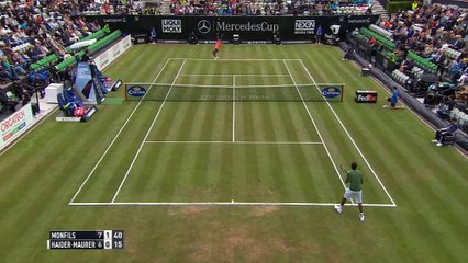 Monfils embrasse le gazon de Stuttgart