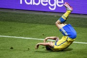 Zlatan Ibrahimovic célèbre son but par une roulade face au Monénégro