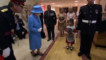 Une fille frappée par un soldat devant la reine d'Angleterre