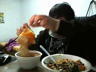 IL MANGE ET RIGOLE COMME UN MALADE