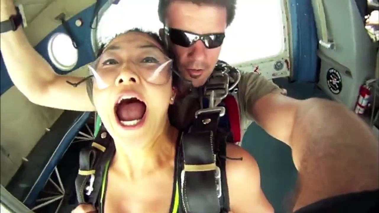 Deux parachutistes manquent de se faire percuter juste après leur saut