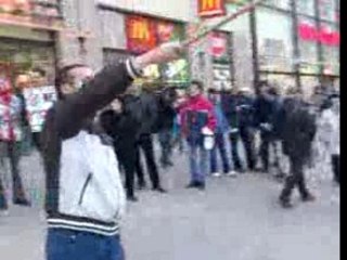 Nabil Forever: Qui est cet homme avec le drapeau? 🇫🇷