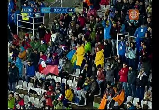 Brasil: Douglas marcó gol del triunfo agónico ante Perú (VIDEO)