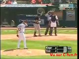Squirrel Interrupts a Baseball Game - Un écureuil interromps un match de baseball