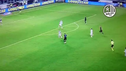 Clip tinh huong Mauro Icardi bo lo co hoi, suyt danh nhau tren san