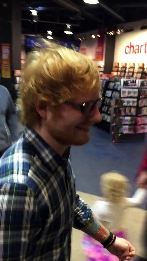 ⁣Ed Sheeran rejoint une fan qui chante sa chanson par surprise !