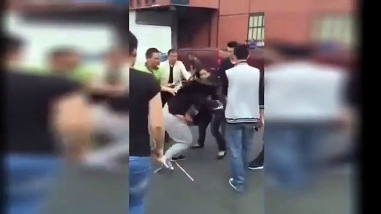 Gypsy women fleeing after caught stealing by Chinese merchants in Paris