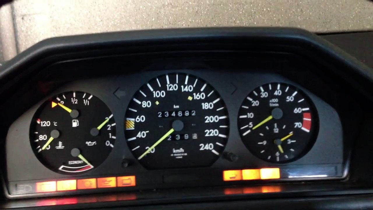 Mercedes-Benz 260 E Schrägheck W124 Startup and Exhaust, Engine.