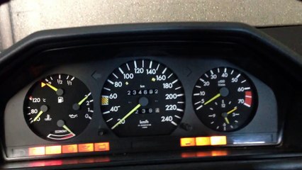 Mercedes-Benz 260 E Schrägheck W124 Startup and Exhaust, Engine.
