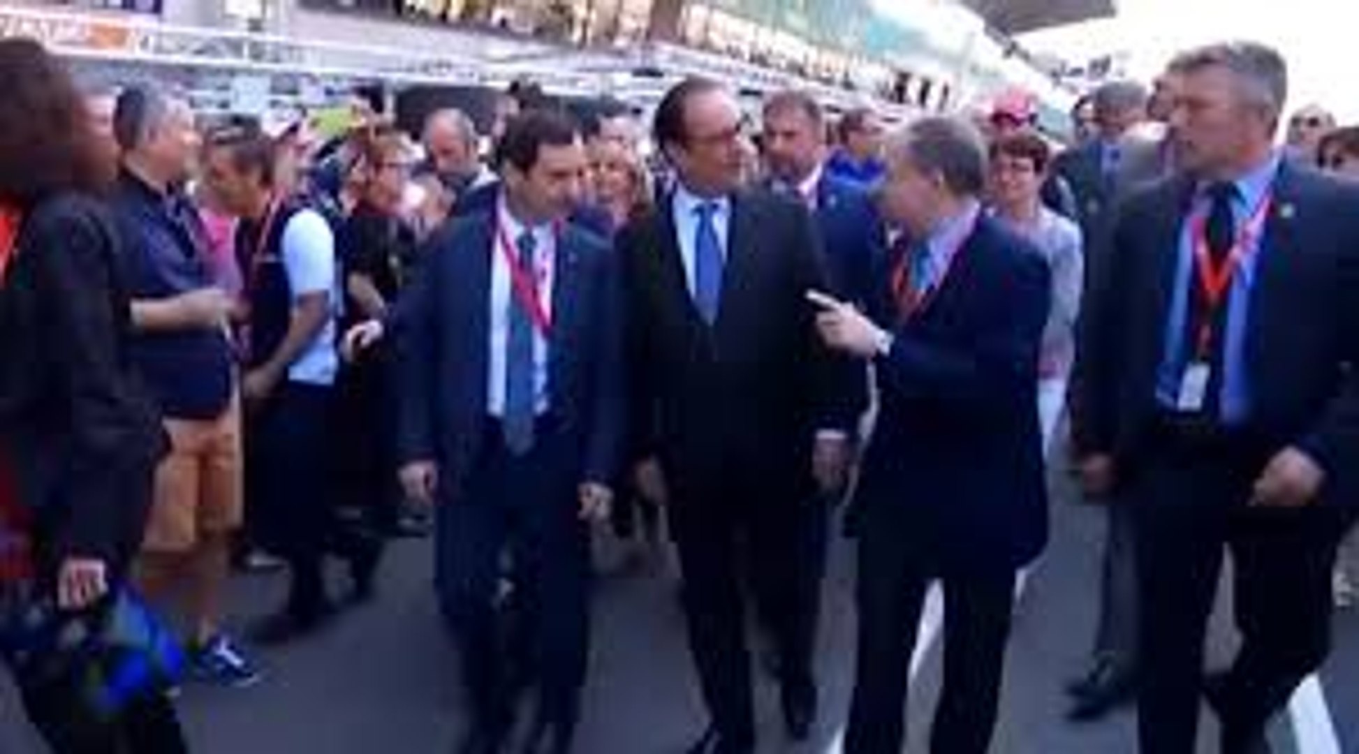 Francois Hollande Hue Par Les Spectateurs Lors De Son Arrivee Aux 24 Heures Du Mans Video Dailymotion