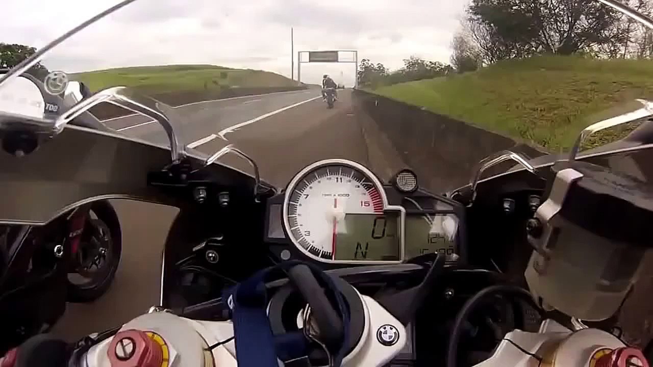 BMW motosikleti ile 300 km hız