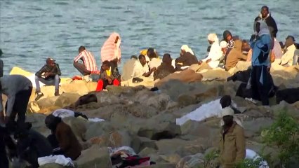 Des dizaines de migrants campent sur les rochers près de Vintimille