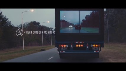 Un écran à l'arrière d'un camion pour voir la route devant