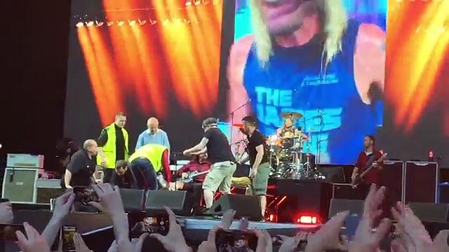 Le chanteur des Foo Fighters : Dave Grohl, se casse la jambe et termine le concert avec un plâtre (Suède)