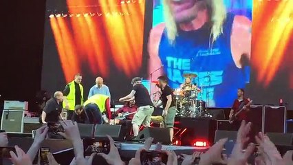 Le chanteur des Foo Fighters : Dave Grohl, se casse la jambe et termine le concert avec un plâtre (Suède)