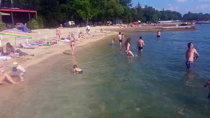 Deux hommes ne savent pas jouer au frisbee ils jouent alors d'une drôle de façon ...