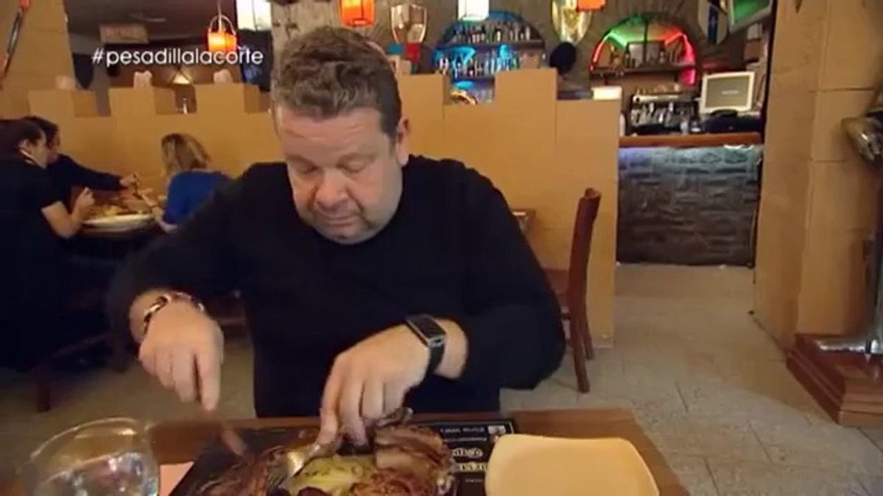 Chicote prueba la parrillada- 'La comes a las tres de la tarde y terminas de masticarlo a las siete'
