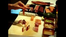 Yitong prepara Sushi al ristorante cinese Sushi bar Pechino di Jesolo Lido