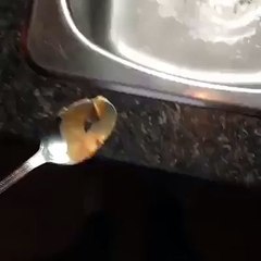 Quand tu essayes de nettoyer une cuillère...
