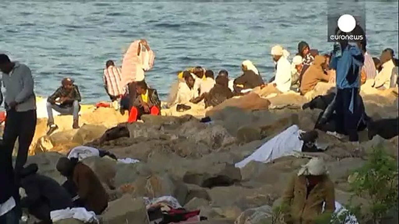 Ventimiglia, seconda notte sugli scogli per centinaia di migranti bloccati alla frontiera con la Francia