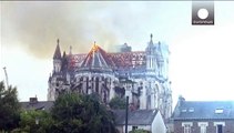 آتش سوزی سقف کلیسای سنت دوناسیان در نانت فرانسه را ویران کرد