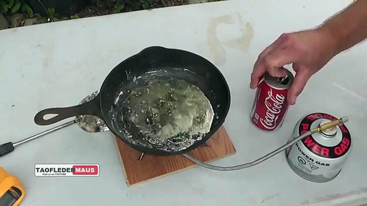 Mira lo que sucede si mezclas plomo fundido con refresco