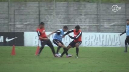 Debaixo de frio e chuva reservas do Timão treinam pela manhã