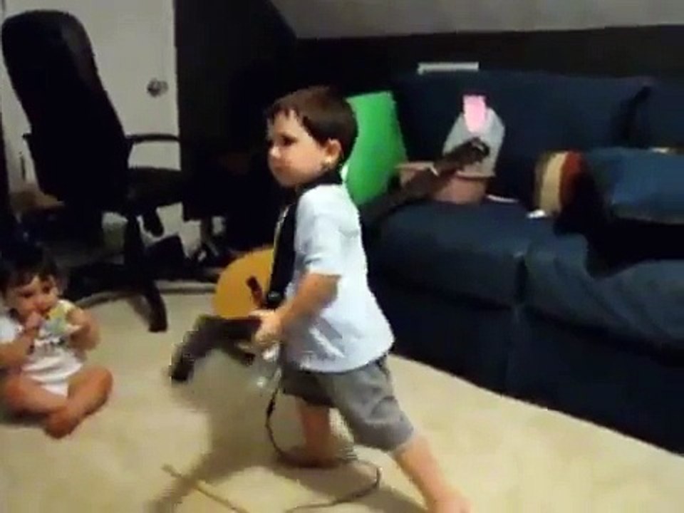 Este niño de dos años se ha vuelto viral por jugar “Guitar Hero”
