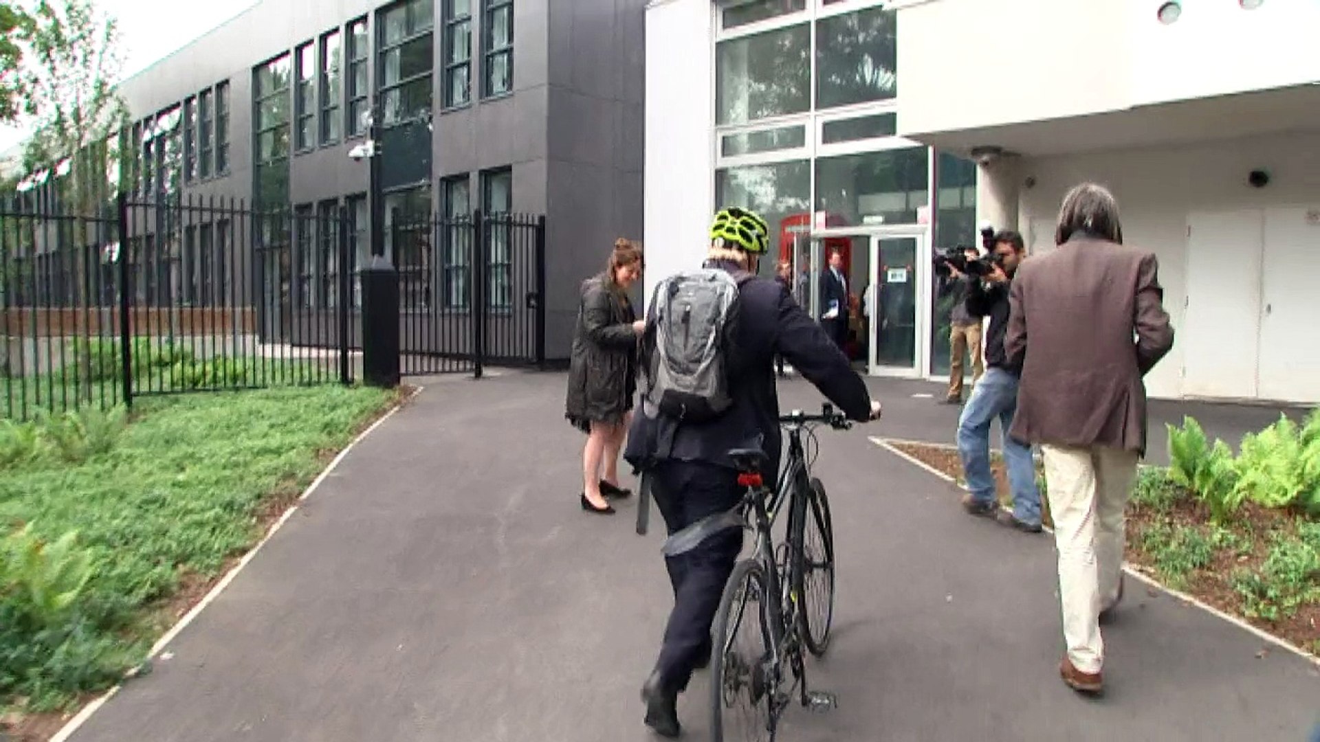 ⁣Boris Johnson attends coding class