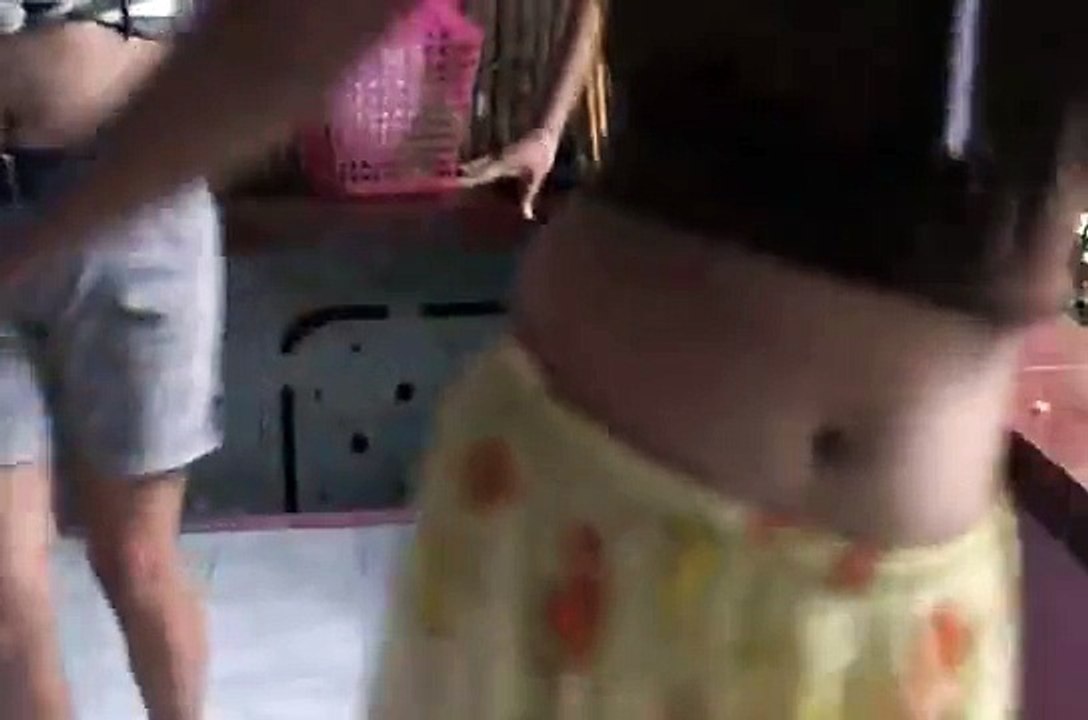 フィリピンの怪しいヘソ踊り