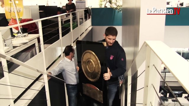 Pascal Papé en visite au Parisien avec le bouclier de Brennus