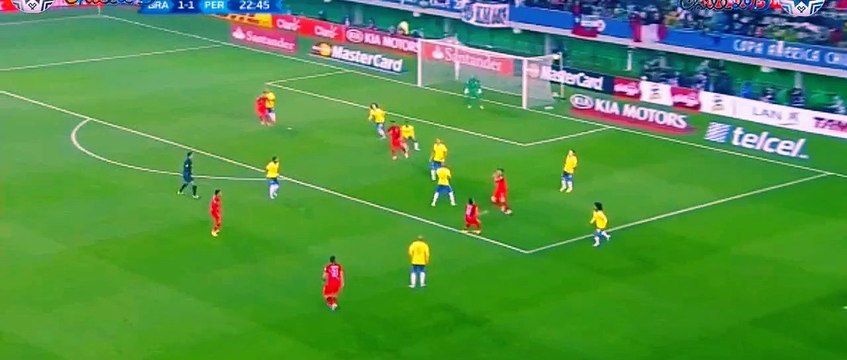 Neymar humilie Luis Advincula avec un double sombrero (Brésil vs Pérou)