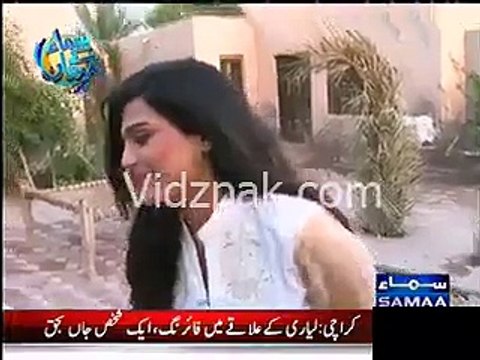 Jamshed Dasti mohallay ka naala saaf karte huwe