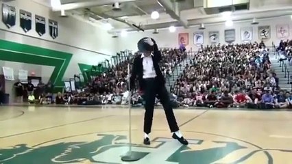 Ce jeune lycen russit  pater tout le public avec son incroyable moon walk