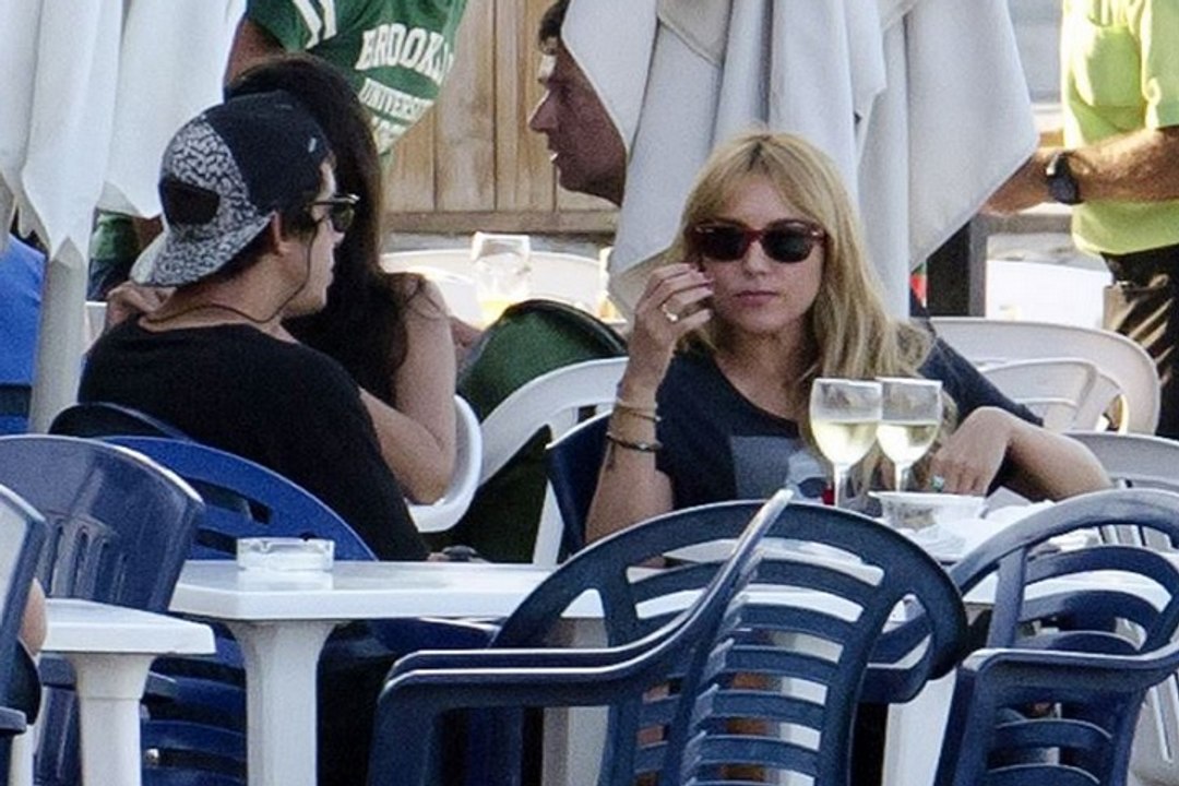 Berta Collado se relaja con un amigo en Ibiza