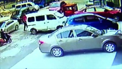 Un chauffard chinois fonce dans un restaurant à bord d'un minibus