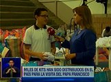 Estudiantes arman con entusiasmo los kits para la venida del papa