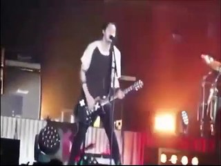 un guitariste americain se fait bruler les cheveux en direct sur scene