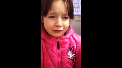 Une petite voleuse est surprise en train de voler dans une épicerie