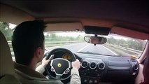 Un homme en Ferrari F430 esquive 2 voitures