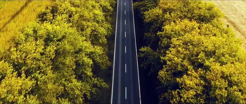Un écran à l'arrière d'une remorque de camion pour voir la route devant